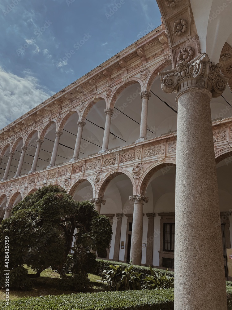 Obraz premium cloister of the cathedral of st james