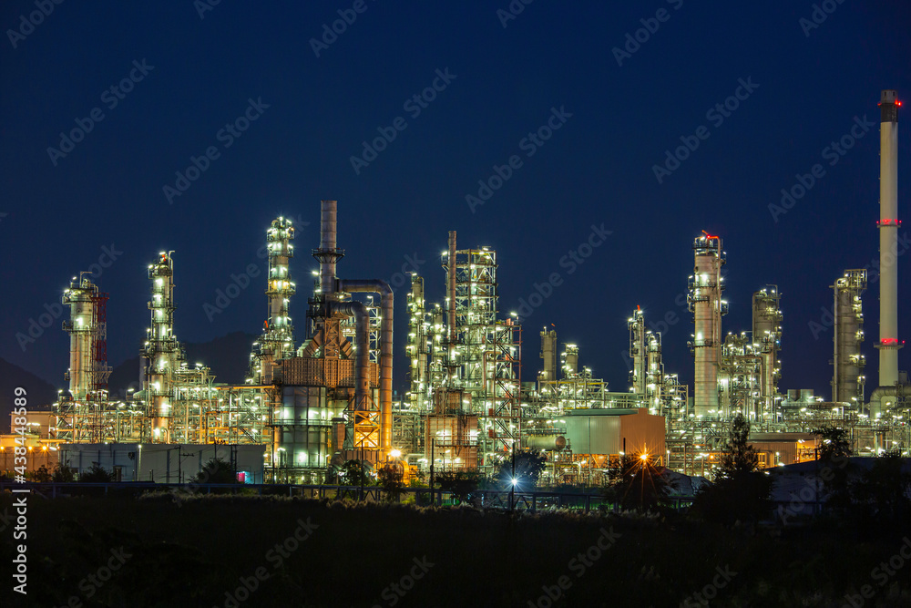 Fototapeta premium Night scene of oil refinery plant and power plant of Petrochemistry