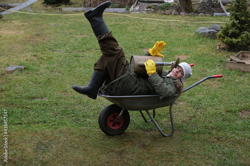 Valokuva person pushing wheelbarrow