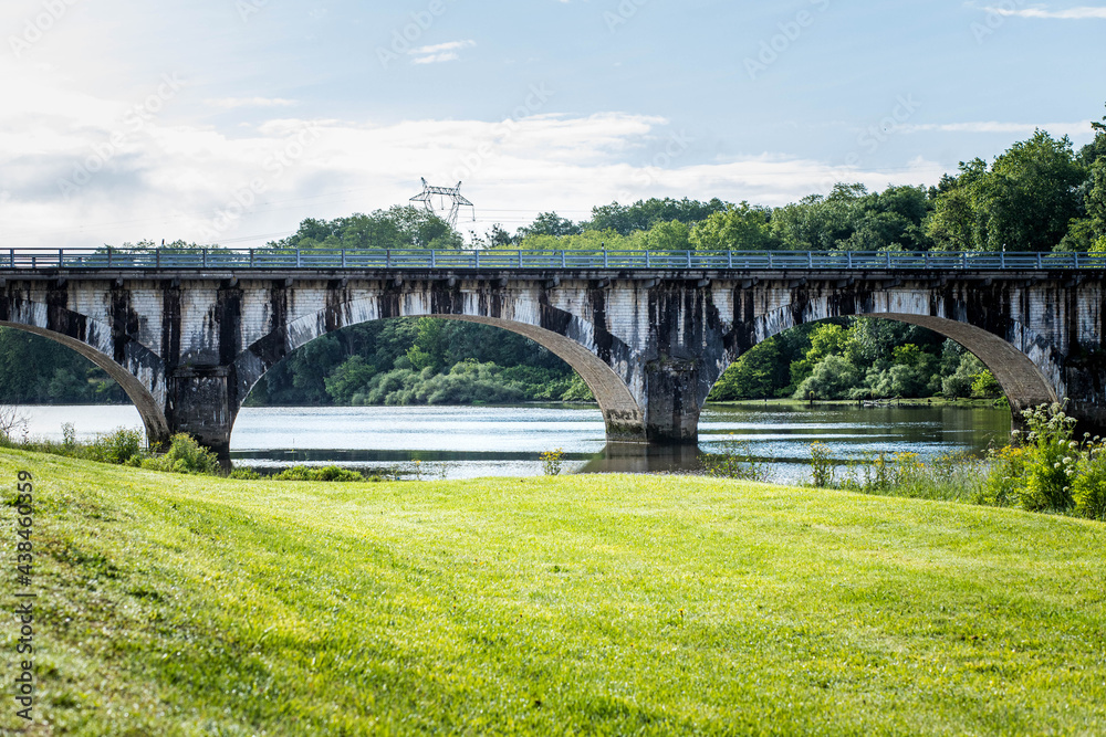 pont avec une route qui passe au dessus d'un fleuve en France dans les Landes
