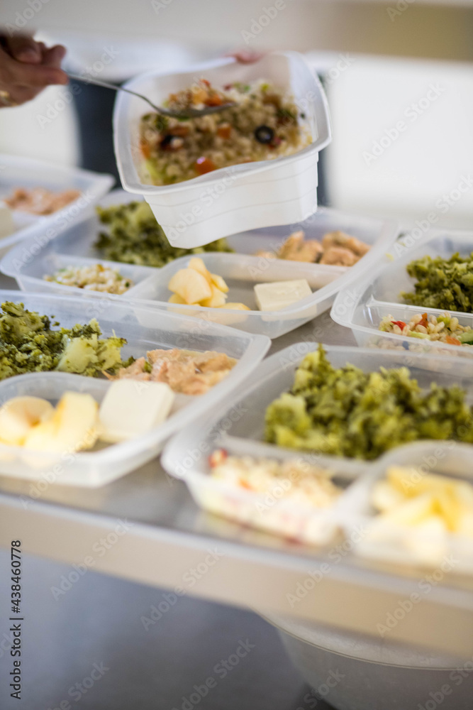 repas en collectivité, prépare et mise en place dans des compartiments en plastique