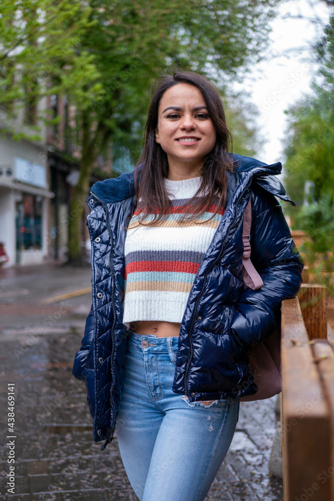 雨の中バンクーバーのダウンタウンを観光するメキシコ人女性 Fotografiya Stock Adobe Stock 雨の中バンクーバーのダウンタウンを観光するメキシコ人女性 Fotografiya Stock Adobe Stock