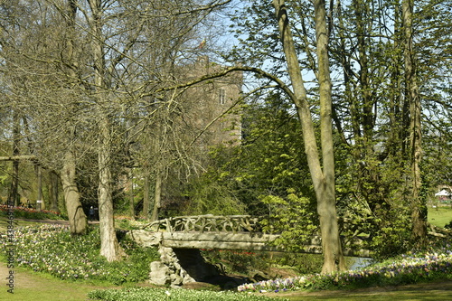 Le pont rustique en rocaille enjambant un ruisseau sous la végétation luxuriante au domaine du château de Grand-Bigard à l'ouest de Bruxelles photo