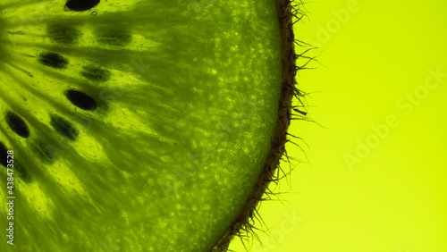 Fotografía macro sobre un fondo verde de un kiwi