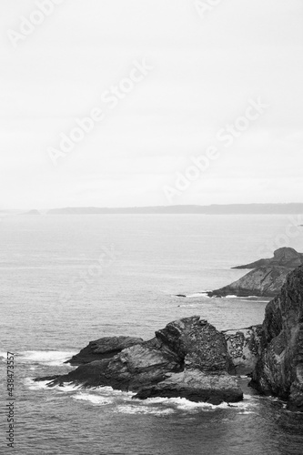 Mar y horizonte en la costa de Asturias en blanco y negro