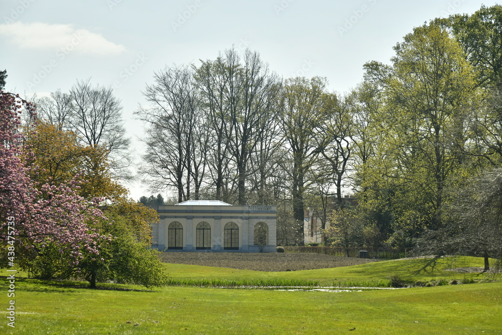 Le pavillon d'été en court de finition devant un écrin de verdure à l'arboretum de Wespelaar