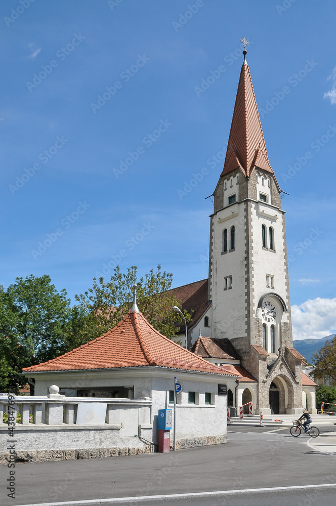 Obraz premium Iglesia de Cristo en las afueras de la ciudad de Innsbruck, Austria
