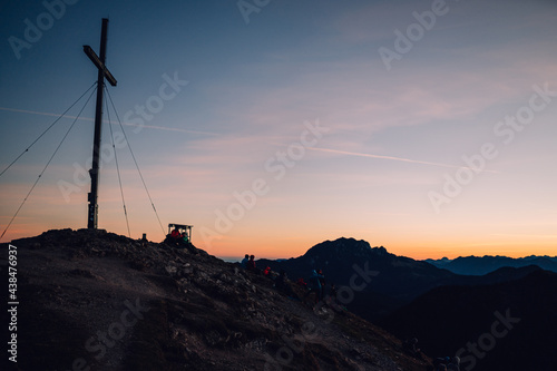Sonnenaufgang am Jochberg mit Gipfelkreuz