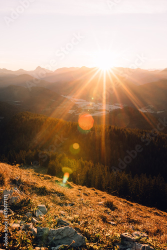 Sonnenaufgang am Jochberg in den Alpen mit Aussicht