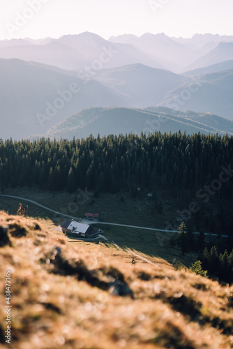 Sonnenaufgang am Jochberg in den Alpen mit Aussicht