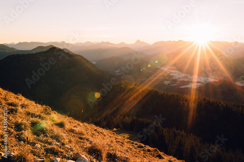 Sonnenaufgang am Jochberg in den Alpen mit Aussicht