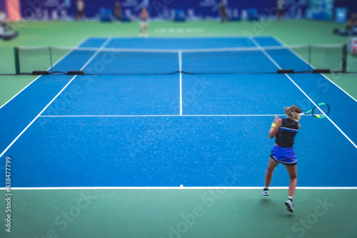 tennis player on tennis court © snvv