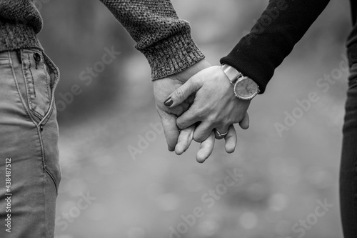 pareja, preboda, compromiso, agarrados manos photo