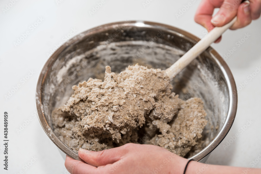 Brotteig mit Kochlöffel mischen Brotteig mit Kochlöffel mischen