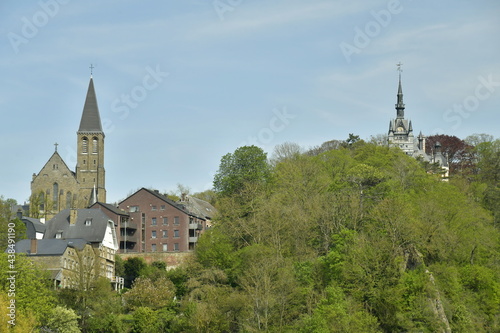 L'église Saint-Hubert et le château Le Fy en haut des collines à Esneux au sud de Liège