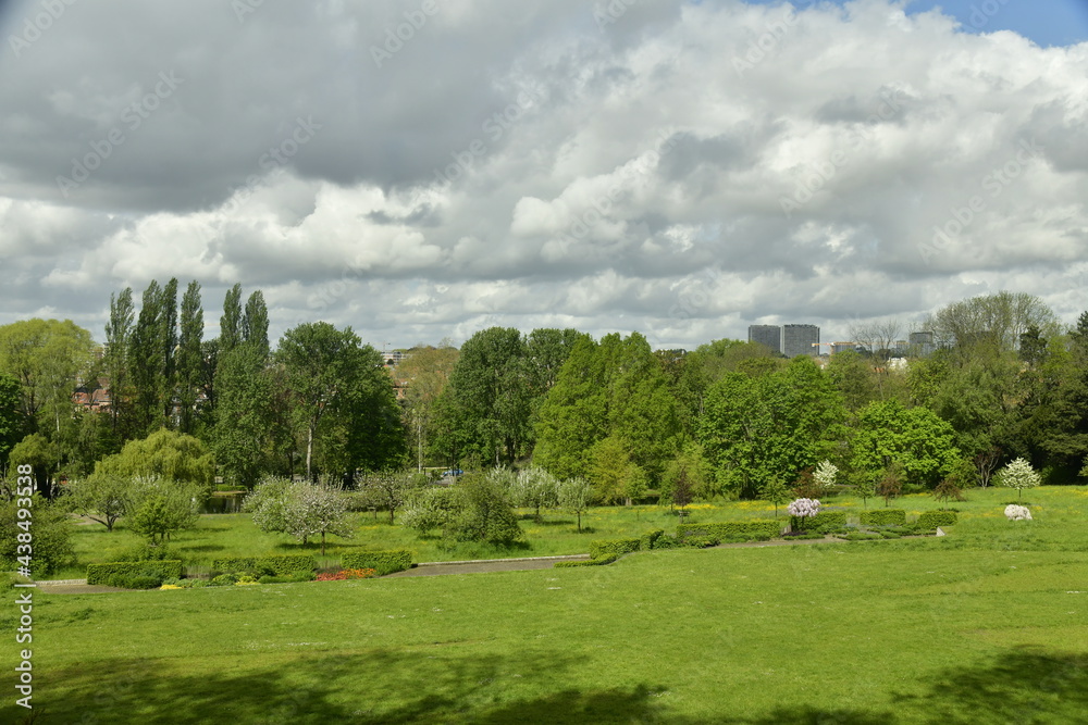 Vue sous une éclaircie des Jardins Jean Sobieski depuis les balcons panoramiques de celui du Fleuriste à Laeken Vue sous une éclaircie des Jardins Jean Sobieski depuis les balcons panoramiques de celui du Fleuriste à Laeken
