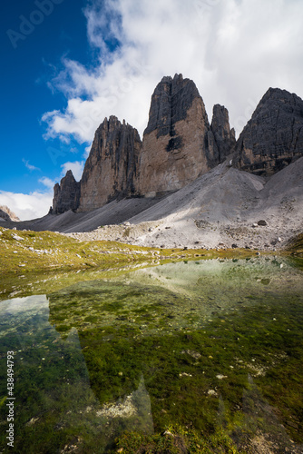 Drei Zinnen in den Dolomiten mit See im Vordergrund