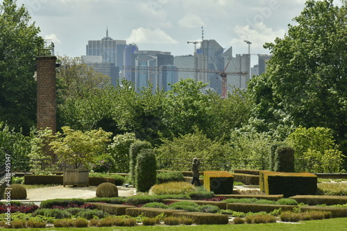 Centre d'affaires du Quartier Nord de Bruxelles contrastant avec la végétation paysagère luxuriante des Jardins du Fleuriste à Laeken photo