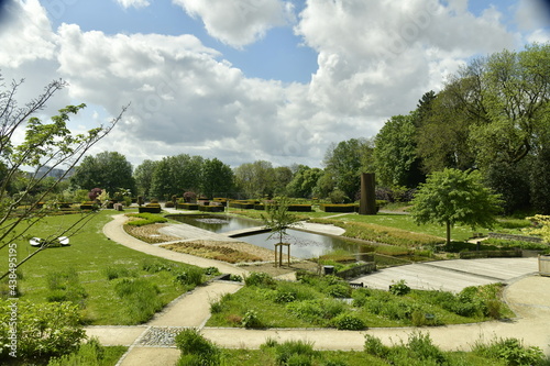 Fototapeta Naklejka Na Ścianę i Meble -  Le Jardin du Fleuriste avec ses décorations paysagères ,prise à contre-jour à Laeken 
