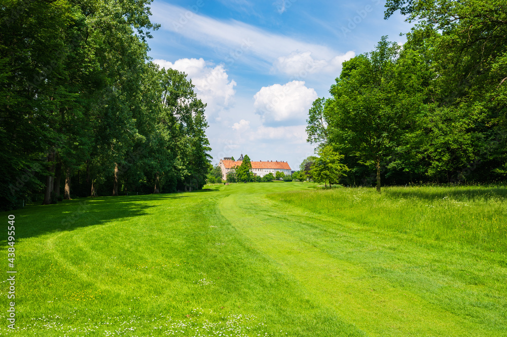 Schloss in grüner Parkanlage im Münsterland