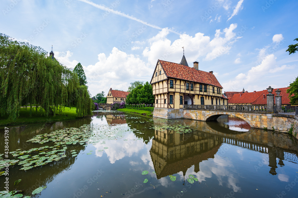 Zufahrt zum Steinfurter Schloss im Münsterland