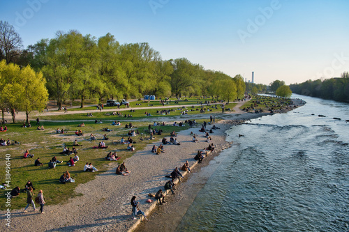 Isar München mit Menschen in der Sonne bei der Reichenbachbrücke / Kirche St. Maximilian