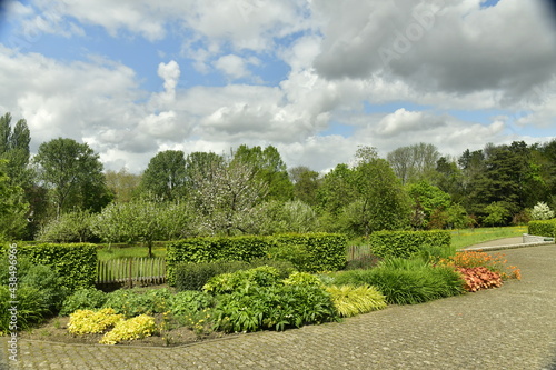 Parterre de fleurs le long d'une allée pavée au Jardin Jean Sobieski à Laeken 