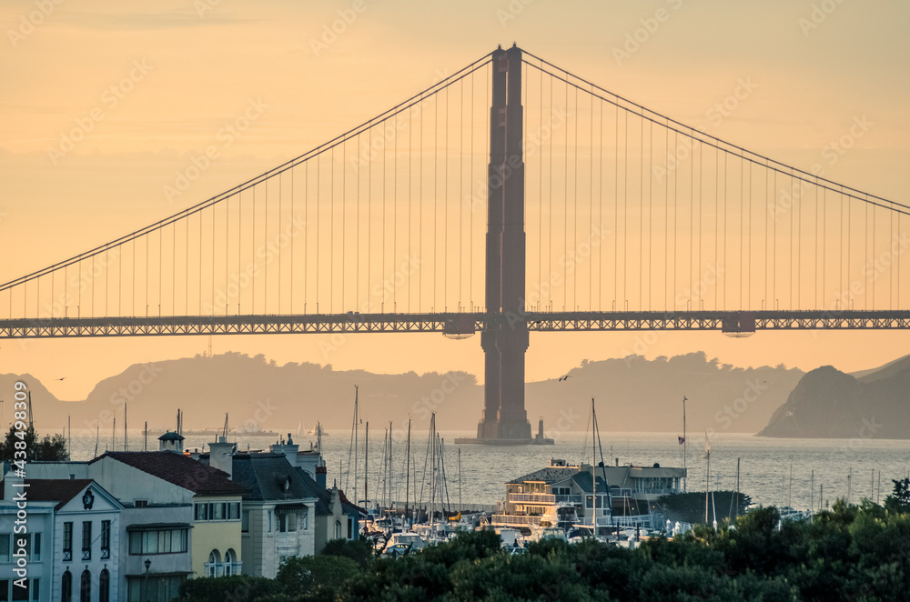 Obraz premium The Golden Gate Bridge on the background of a yellow sunset. San Francisco, California. USA