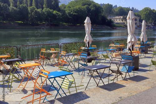 Tavolini e sedie colorati di un bar, Colorful tables and chairs of a bar 