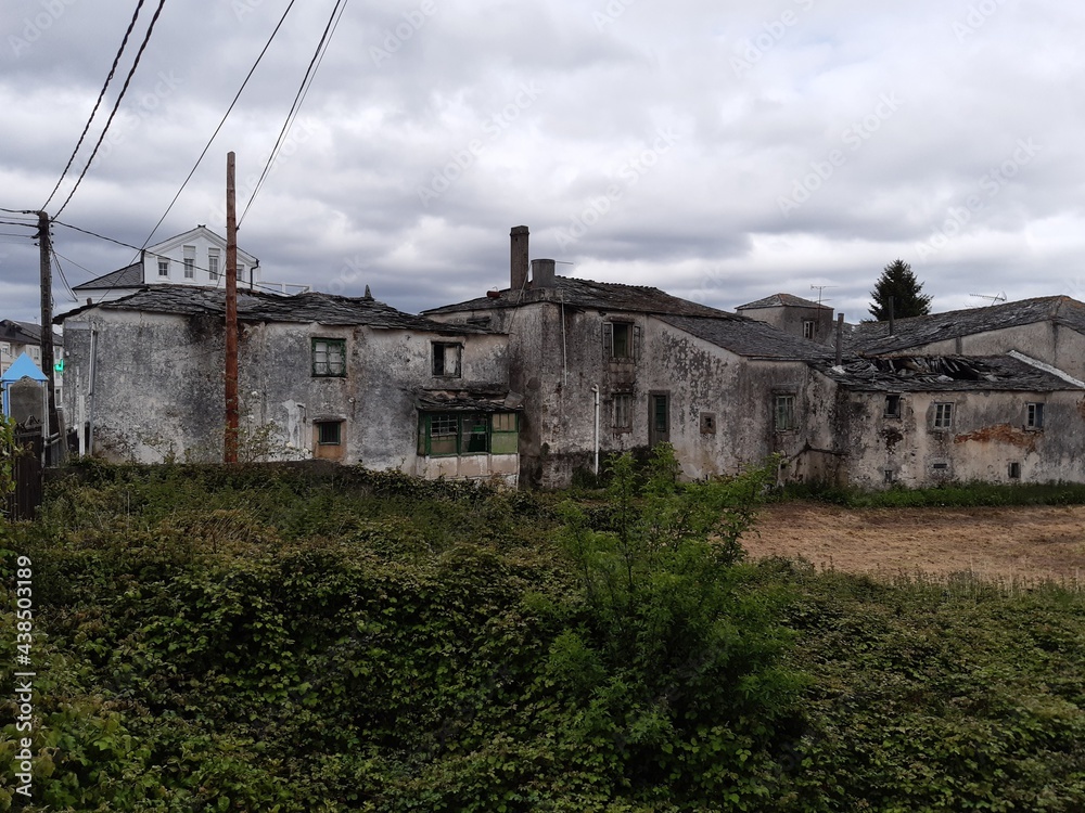 Viviendas en estado ruinoso en una aldea gallega del interior