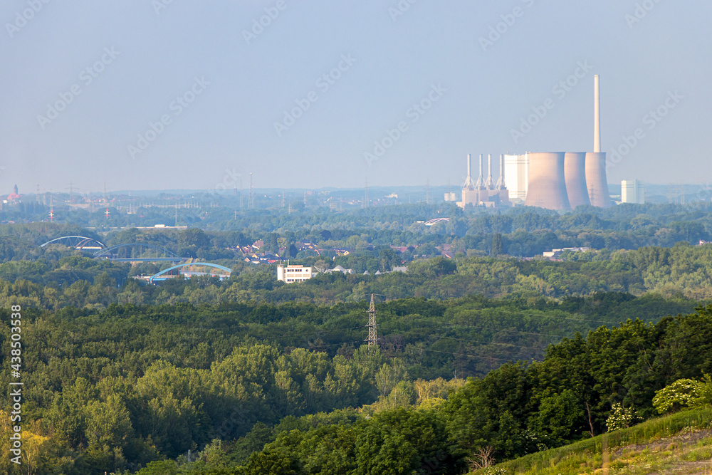 Panorama mit Kraftwerk vor blauem Himmel im Sonnenschein