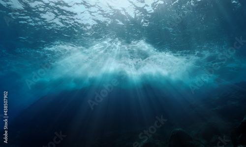 Underwater rays of light and waves © Johan