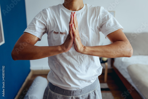 yoga am Morgen im Schlafzimmer photo