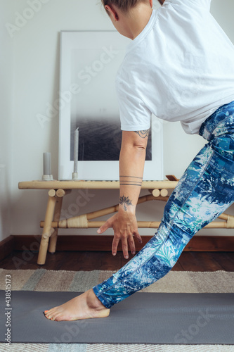 Trikonasana Yogahaltung Dreieck photo