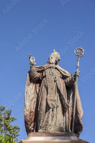 Uma estátua de bronze em homenagem a Dom Frei Caetano Brandão photo