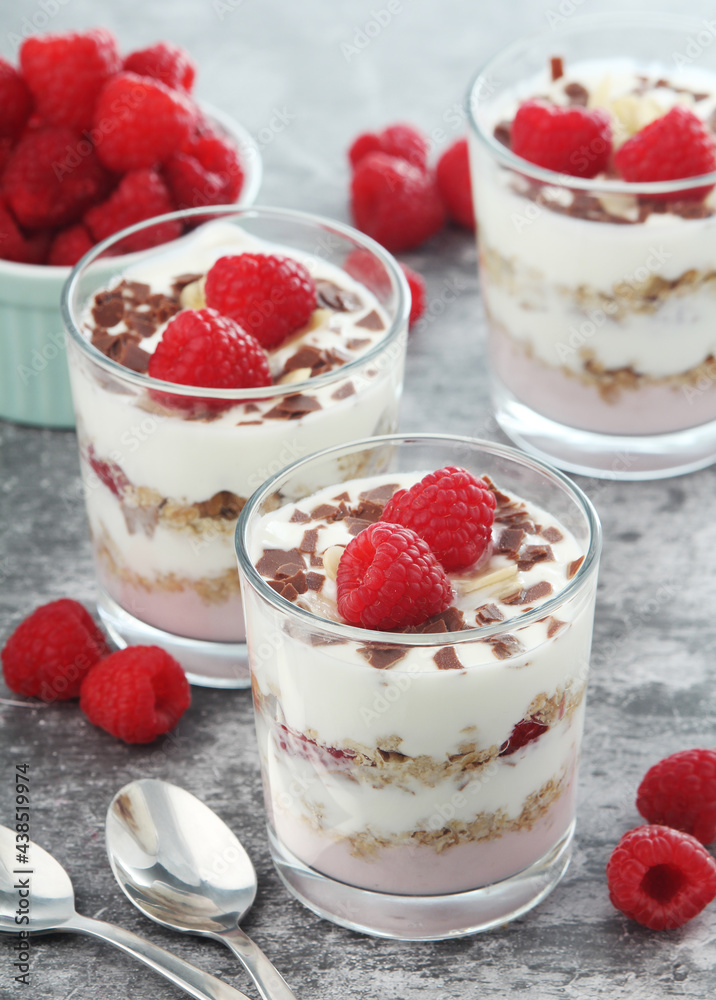 Granola with yogurt trifles with raspberry Granola with yogurt trifles with raspberry