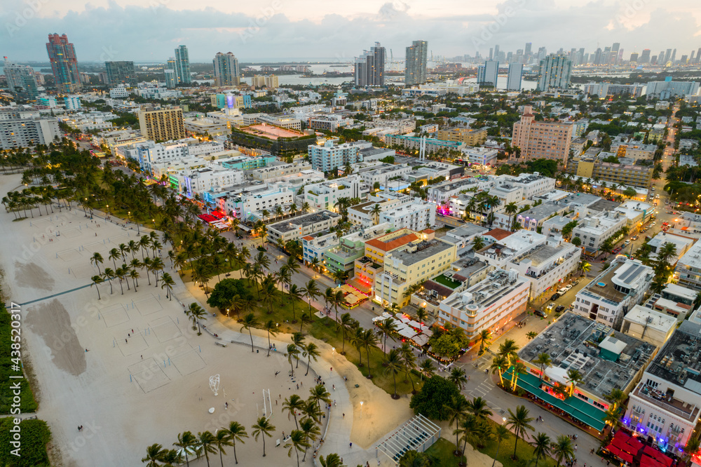 Obraz premium Hotels on Ocean Drive Miami Beach aerial photography