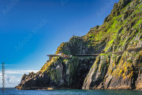 Quadro su tela Helipad and shelter houses on the edge of cliff of Skellig Michael island