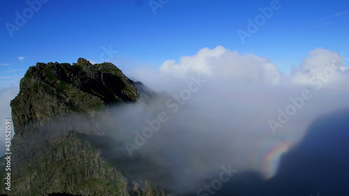 崖と虹と雲海