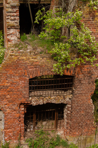 Fototapeta Naklejka Na Ścianę i Meble -  historic old red brick building destroyed by war and time