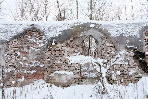 destroyed church in Moloskovitsy in winter photo