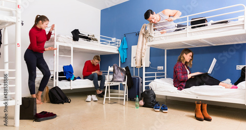 Obraz na plátně Cheerful positive men and women friendly interacting while staying in modern com