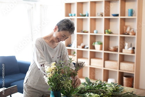 花を活ける日本人シニア女性 photo