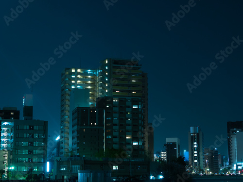 都会の高層マンションとビル群の夜景