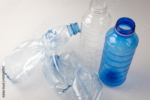 Plastikowe butelki na jasnym tle. Odpady z tworzywa sztucznego.