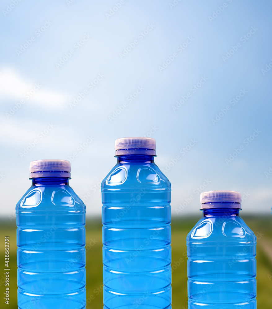 Plastikowe butelki na tle nieba i pola uprawnego. Ratowanie środowiska poprzez segregacje odpadów. Plastikowe butelki na tle nieba i pola uprawnego. Ratowanie środowiska poprzez segregacje odpadów.