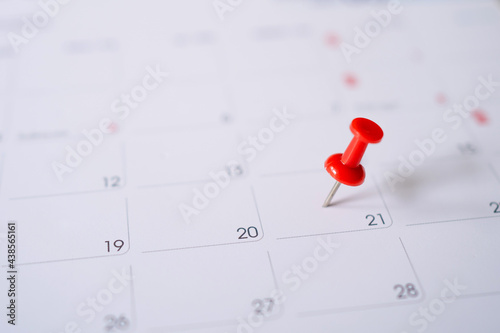 Calendar with red pins on the 21th, with selectable focus.