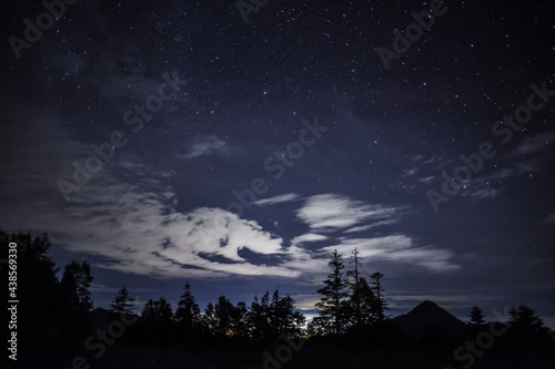 Wallpaper Mural 志賀高原の夜空に街明かりに照らされた雲が浮かび上がる Torontodigital.ca