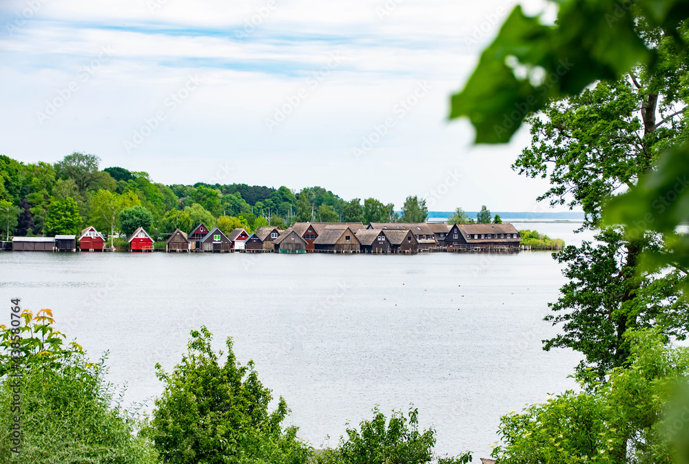 Fototapeta premium Häuser im Wasser an der Müritz Röbel