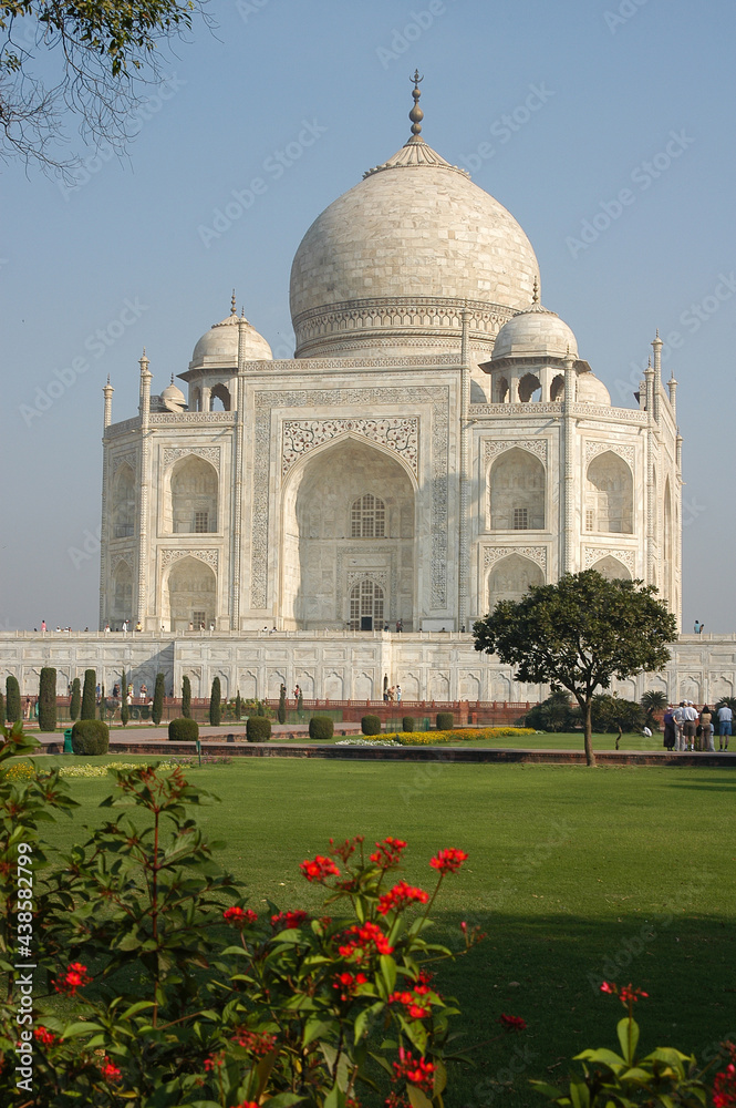 Jardines y mausoleo del Taj Mahal en la ciudad de Agra, India